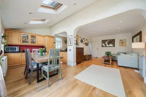 A delightful 4-bedroom home with a private garden - Image 5