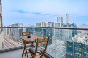 Stunning 1 bedroom w/ pool in Downtown - Image 3