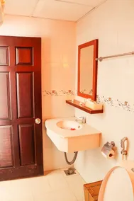 OYO 128 Avy Hotel - Image 5