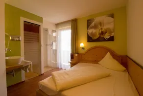 Triple room, shower or bath, toilet - Image 2