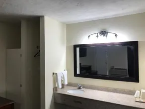 Travelers Inn Motel - Image 2