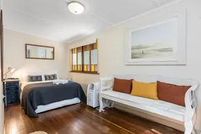 A SWEET ESCAPE - Byron Surf Cottage - walk to Byron - Image 2