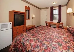 Econo Lodge - Image 5