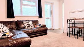 Camberley - 1-bed Annex - Sleeps 2 - Garden - Image 3