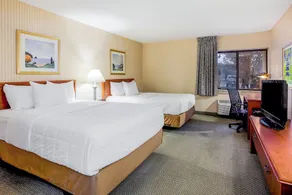 Norwood Inn and Suites Detroit - Image 2