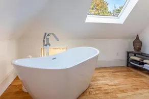Breathtaking Modern & Luxurious B&B - Image 3