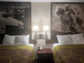 Super 8 by Wyndham Baytown - Image 3