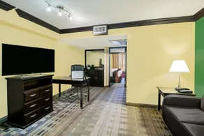 Crowne Plaza Suites Houston Near SugarLand - Image 3
