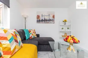 Contractors 3 Bed 2Bath House Free Off Street Parking for 2 Cars WiFi Stevenage Self Catering Sleeps 5 Guests By White Orchid Property Relocation - Image 4