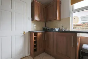 3-bed House in Cardiff With Sky TV & Twin Beds - Image 4