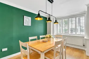 Homely 4 Bedroom House Addlestone - Image 4