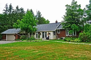 Centennial House Bed And Breakfast - Image 2