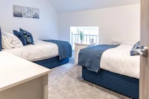 Stylish & Contemporary 2-Bed Townhouse - Parking - Wi-Fi - Netflix - Image 5