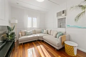 Entire Beach House on Bribie Island - Image 4