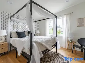 2BR | Fireplace, Bath | West Seattle | Sophari - Image 1