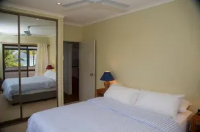 Apollo Jewel No 1 Beachfront Apartments - Image 2