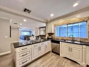 Stunning 8 bedroom 6 bathroom Pool Home - Image 2