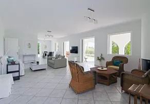 Superior Beachfront Apartment in Aghios Emilianos Porto Heli - Image 4