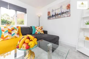 Contractors 3 Bed 2Bath House Free Off Street Parking for 2 Cars WiFi Stevenage Self Catering Sleeps 5 Guests By White Orchid Property Relocation - Image 2