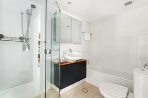 Stylish 1-Bed in the Heart of Sydney's Inner West - Image 2