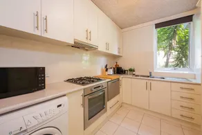 Beautiful 2-bed Unit in St Kilda West w/ Parking - Image 2