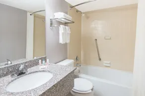 Super 8 by Wyndham Hamburg - Image 3