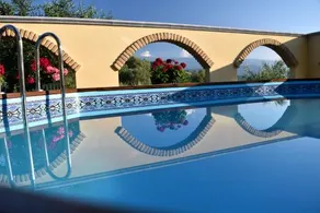 Villa Leonardo Apartments - Image 2
