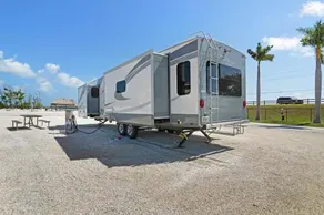 Sunshine Key King Travel Trailer 9 - Image 5