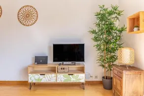 One Bedroom Apartment with Stunning River Views and Private Rooftop! - Image 3