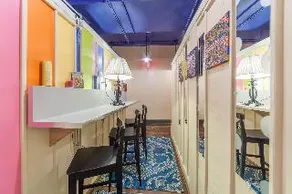 Chelsea Cabins Hotel - Image 1