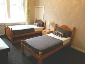 Spacious Victorian Apartment Clydebank Shopping Centre - Image 2