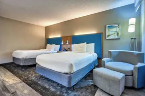 Courtyard by Marriott Hampton - Image 3