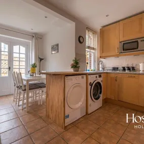 Stunning Character House In The Centre of Henley - Image 3