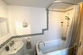 Beachfront Bolthole With Seaview in Idyllic Hythe - Image 3