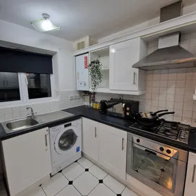 Stylish Pet Friendly 3 Bedroom House In Manchester - Image 2