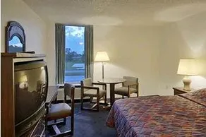 Deluxe Inn - Image 2