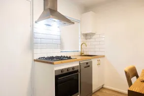 Lovely 1BR Apt in Bicton With Backyard and Parking - Image 3