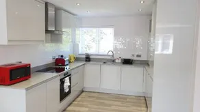 Garland Modern Spacious Apartment, Brentwood 2 - Image 2