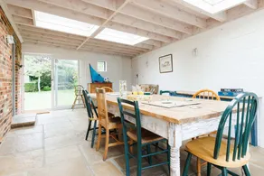Charming Beach Getaway Spacious 4BR Sunny Garden - Image 4