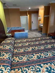 Passport Inn & Suites Corona - Image 4