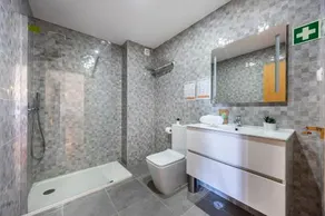 Spacious Two Bedroom Apartment Marina Park - Image 2