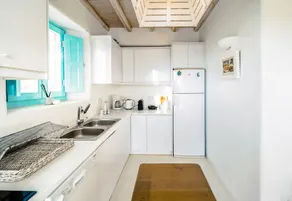 Perfect 8BR Villa in Tourlos With Private Pool - Image 3