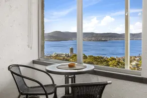 Spectacular Views 5 Bedroom House and Unit Free Parking Free WIFI - Image 4