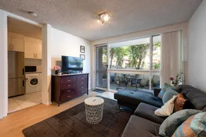 Beautiful 2-bed Unit in St Kilda West w/ Parking - Image 3