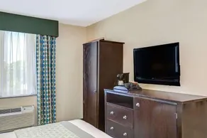 Hillcrest Hotel Near JFK Airtrain - Image 5