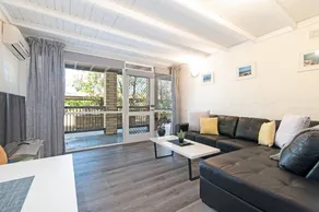 Glenelg Getaway 2BR parking and free wine - Image 5
