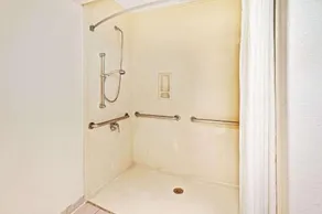 Super 8 by Wyndham Baytown - Image 4