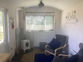 Charming Luxurious Rural Shepherds Hut - Image 3