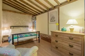 Court Barn At Shelley Priory Farm - Image 4