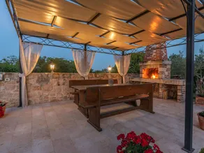 Picturesque Villa in Verteneglio With Pool - Image 2
